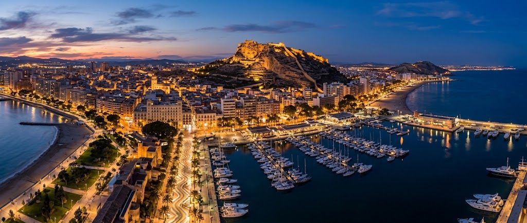 Castillo de Santa Bárbara sobre Alicante y su puerto al atardecer — citas lesbianas en Alicante