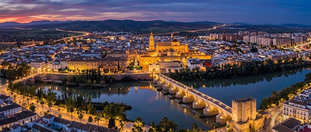 Puente Romano y la Mezquita-Catedral de Córdoba iluminados de noche — citas lesbianas en Córdoba
