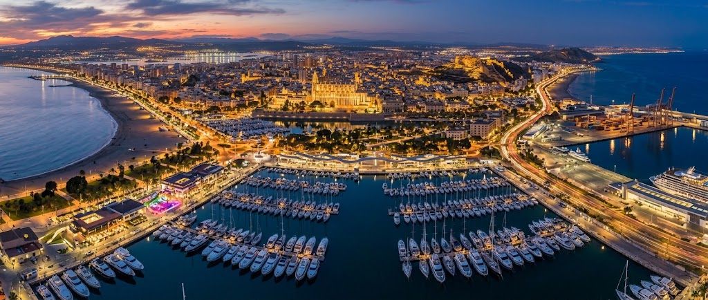 Puerto de Málaga y la ciudad al atardecer — citas lesbianas en Málaga