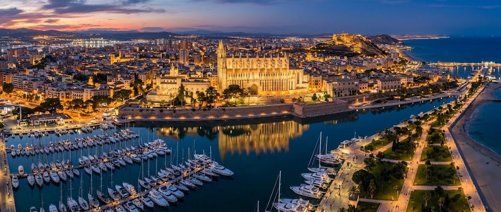 Vista de Palma de Mallorca al atardecer con la Catedral de La Seu y el puerto — citas lesbianas en Palma de Mallorca