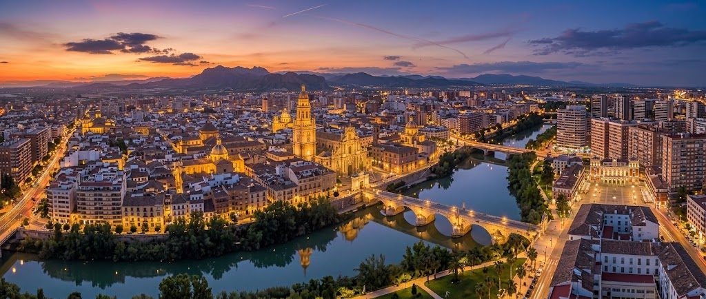 Centro de Valladolid junto al río Pisuerga al atardecer — citas lesbianas en Valladolid